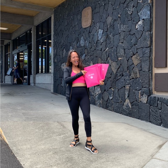 Aloha! Im your new POSH friend Bernadette, but YOU can call me BeHawaii๐ค๐๐ - Picture 16 of 17